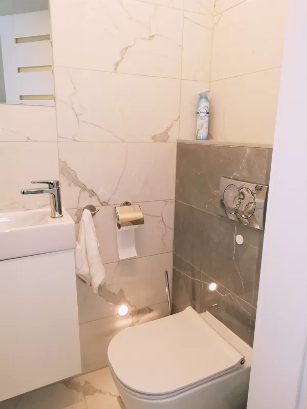 die zweite Toilette