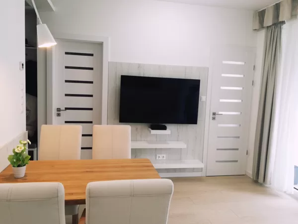 einer der zwei Fernseher